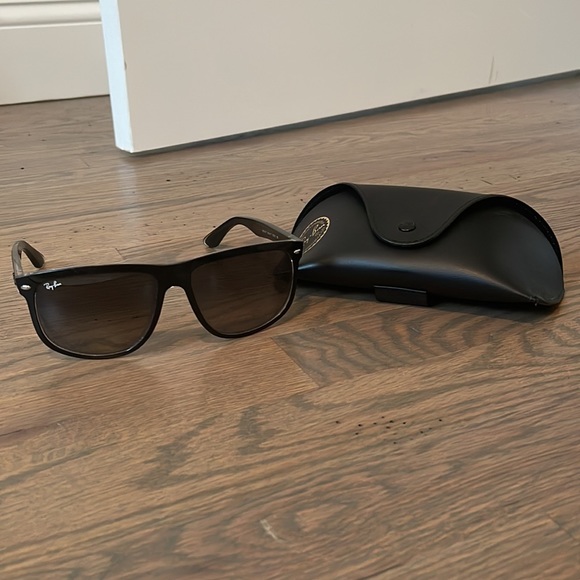 Black Ray-Ban Sunglasses - Picture 3 of 13